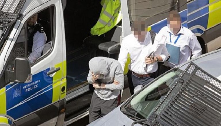 الشرطة البريطانية خلال القبض على مشتبه به