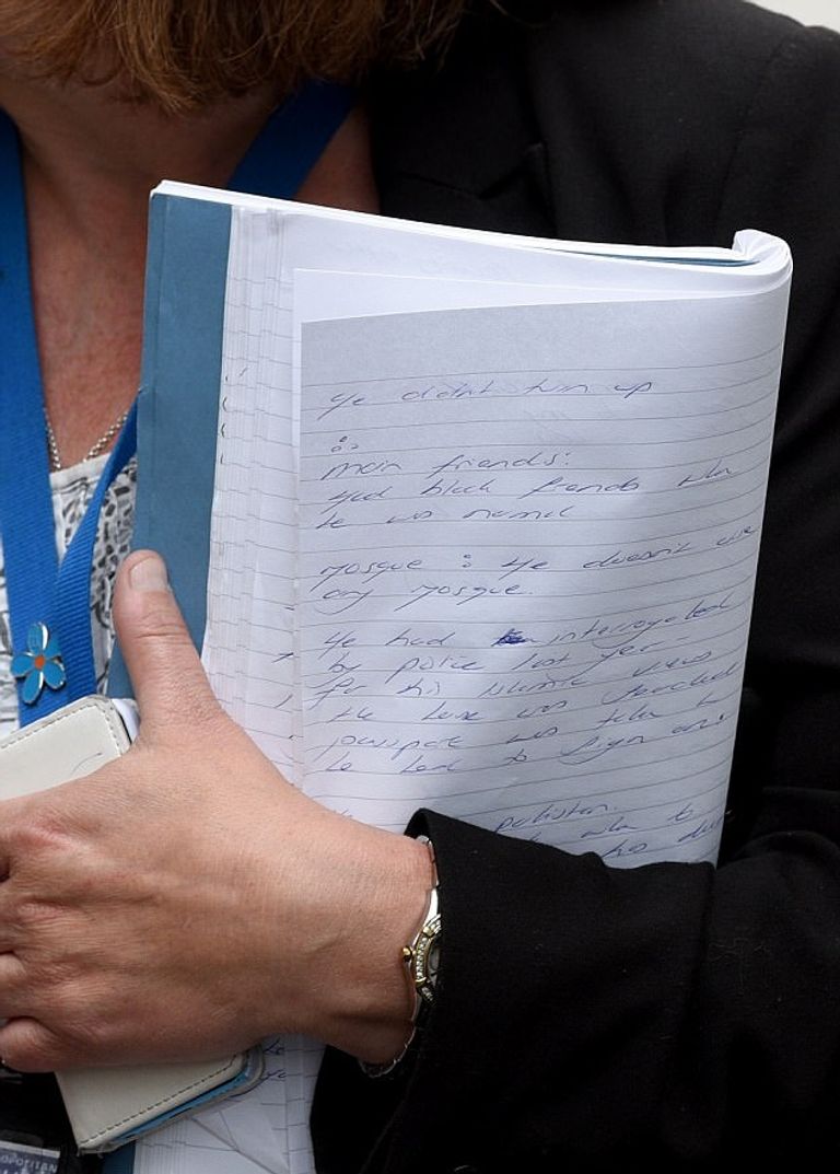 الشرطة البريطانية خلال القبض على مشتبه به