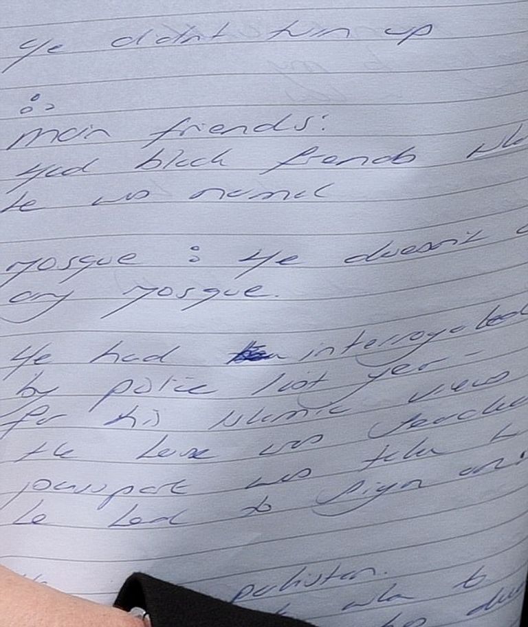 الشرطة البريطانية خلال القبض على مشتبه به