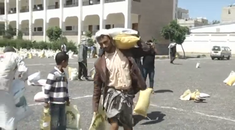 مؤسسات خيرية في اليمن توفر الطعام للنازحين خلال رمضان