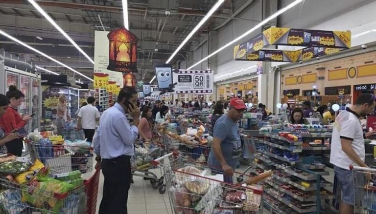 سكان قطر يتكدسون بالمتاجر