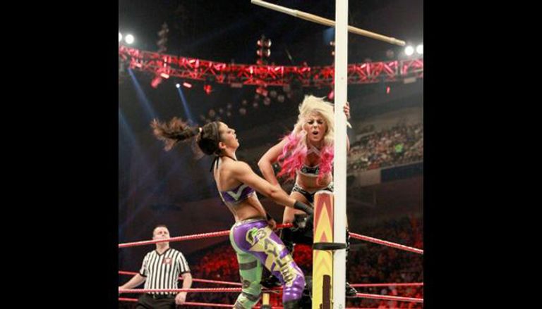 أليكسا بليس تحمل حزام البطولة