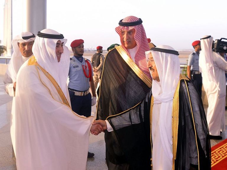 العاهل السعودي الملك سلمان بن عبد العزيز آل سعود برفقة أمير الكويت صباح الأحمد الجابر الصباح
