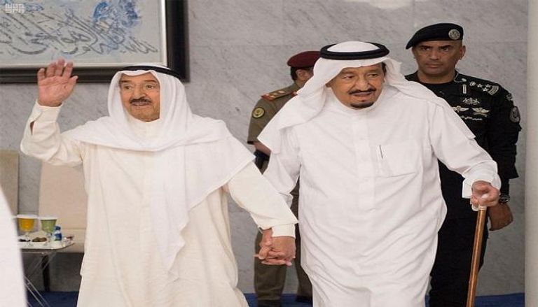 العاهل السعودي الملك سلمان بن عبد العزيز آل سعود برفقة أمير الكويت صباح الأحمد الجابر الصباح