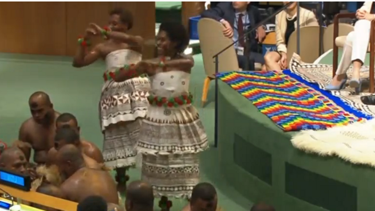 الأمم المتحدة تستضيف عرضا للفلكلور على هامش مؤتمر لحماية المحيطات