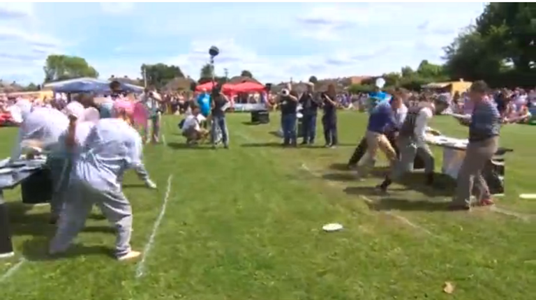 بطولة التراشق بفطائر الكاسترد تحتفل بالذكرى الـ50 لانطلاقها