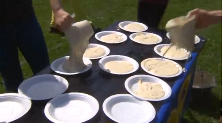 بطولة التراشق بفطائر الكاسترد تحتفل بالذكرى الـ50 لانطلاقها