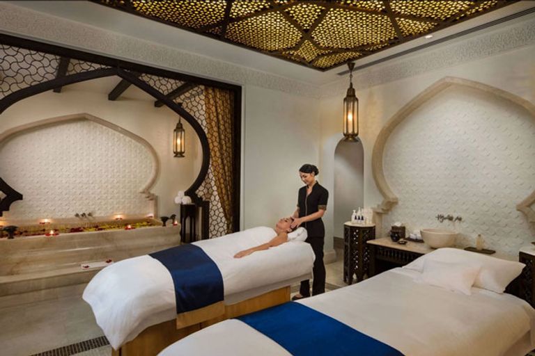 تتنافس مراكز التجميل بعلاجات لحماية البشرة من حرارة الصيف