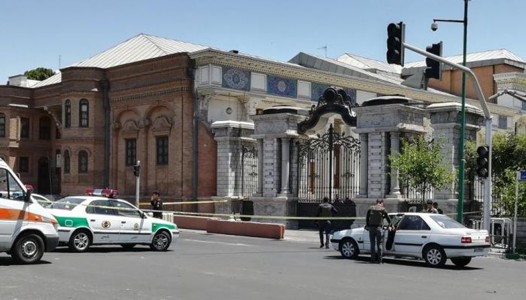 الشرطة أمام البرلمان الإيراني بعد الهجوم