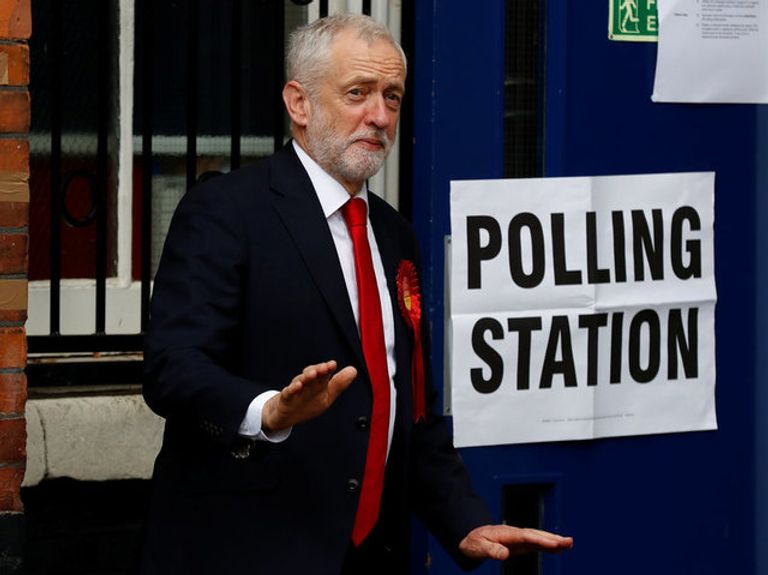 كوريين زعيم حزب العمال عند مراكز التصويت الانتخابات تجري وسط إجراءت أمن مشددة (الفرنسية)