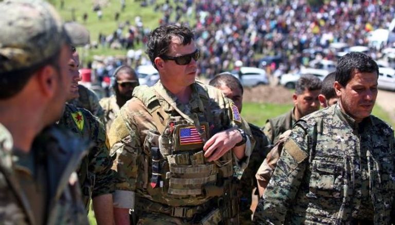 قوات أمريكية تدعم "قوات سوريا الديمقراطية" في شمال سوريا عناصر من قوات سوريا الديمقراطية قرب الرقة (رويترز)