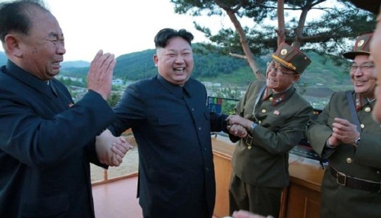 رئيس كوريا الشمالية وسط قادة الجيش (رويترز)