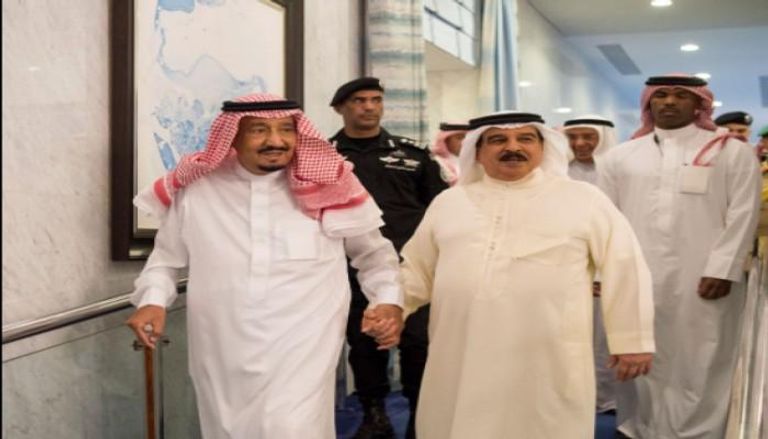 الملك سلمان بن عبد العزيز  برفقة العاهل البحريني حمد بن عيسى آل خليفة
