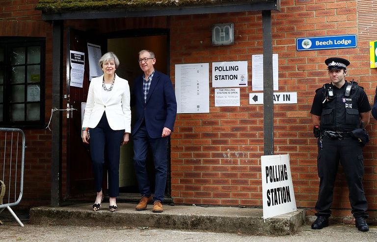 تيريزا ماي وزوجها يغادران مركزا للاقتراع