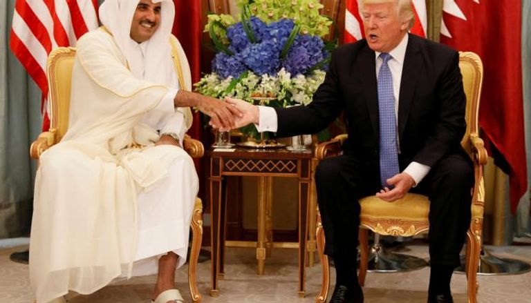 الرئيس الأمريكي دونالد ترامب مع أمير قطر (رويترز)