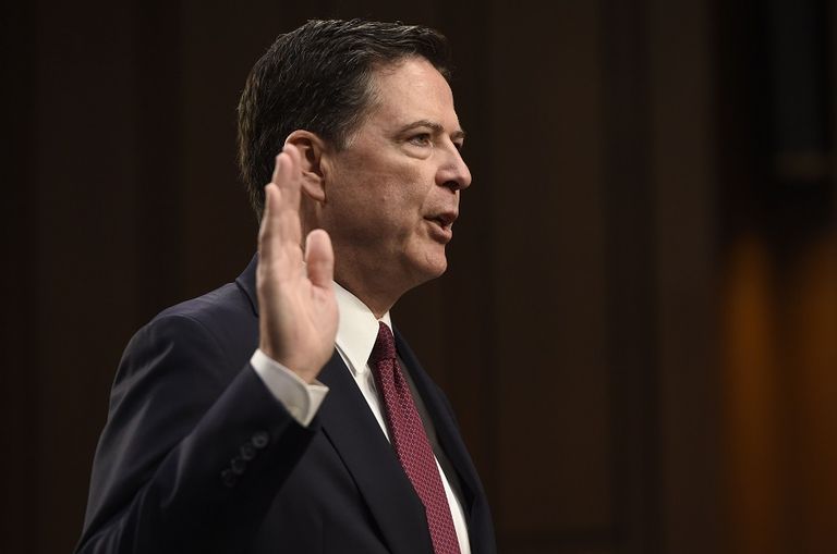 جيمس كومي قبل الإدلاء بشهادته