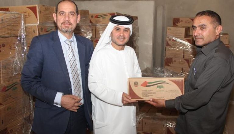 سفارة الإمارات بالأردن تشرف على توزيع 78 طنا من التمور 