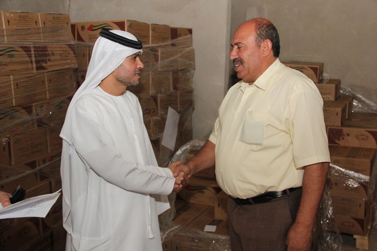 سفارة الإمارات بالأردن تشرف على توزيع 78 طنا من التمور