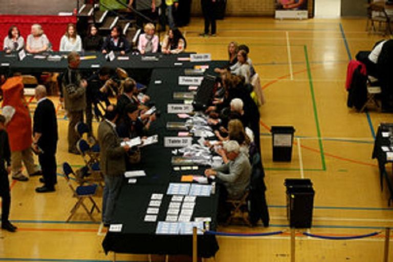 جانب من فرز الانتخابات فى بريطانيا