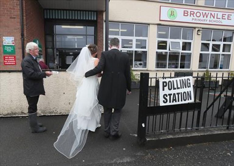 مرشحة بريطانية تدلي بصوتها بفستان الزفاف