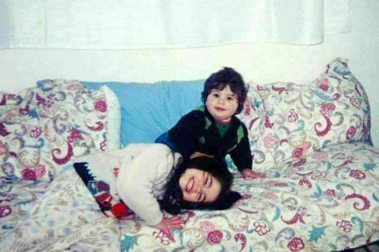 بريطانيون يضعون الورود بموقع الهجوم