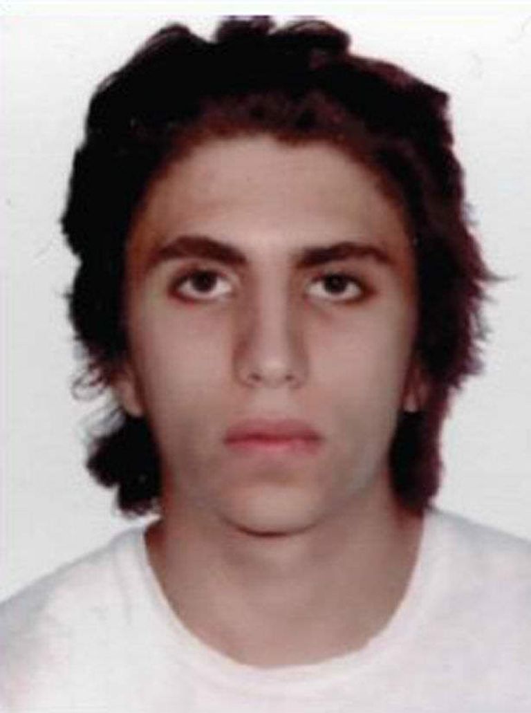 بريطانيون يضعون الورود بموقع الهجوم