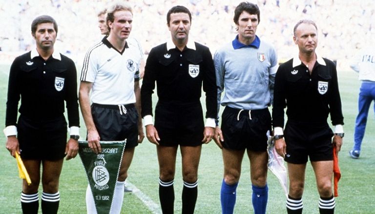 دينو زوف يرفع كأس العالم