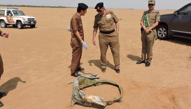 آثار صاروخ تم اعتراضه على الحدود السعودية