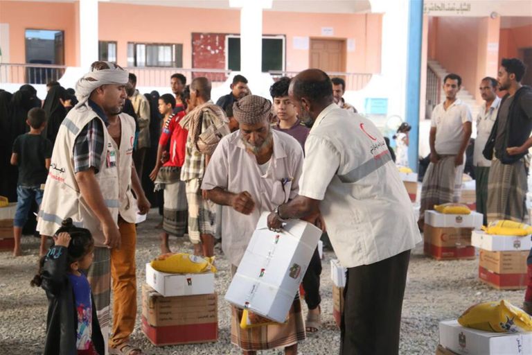 جانب من المساعدات الغذائية التي وزعتها هيئة الهلال الأحمر الإماراتي 