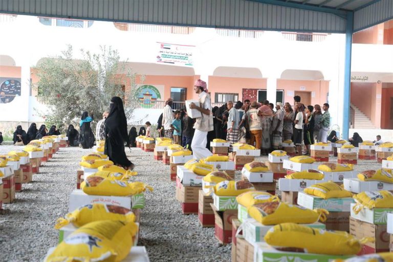 جانب من المساعدات الغذائية التي وزعتها هيئة الهلال الأحمر الإماراتي 