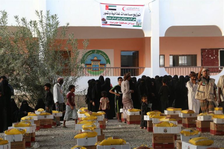 جانب من المساعدات الغذائية التي وزعتها هيئة الهلال الأحمر الإماراتي 