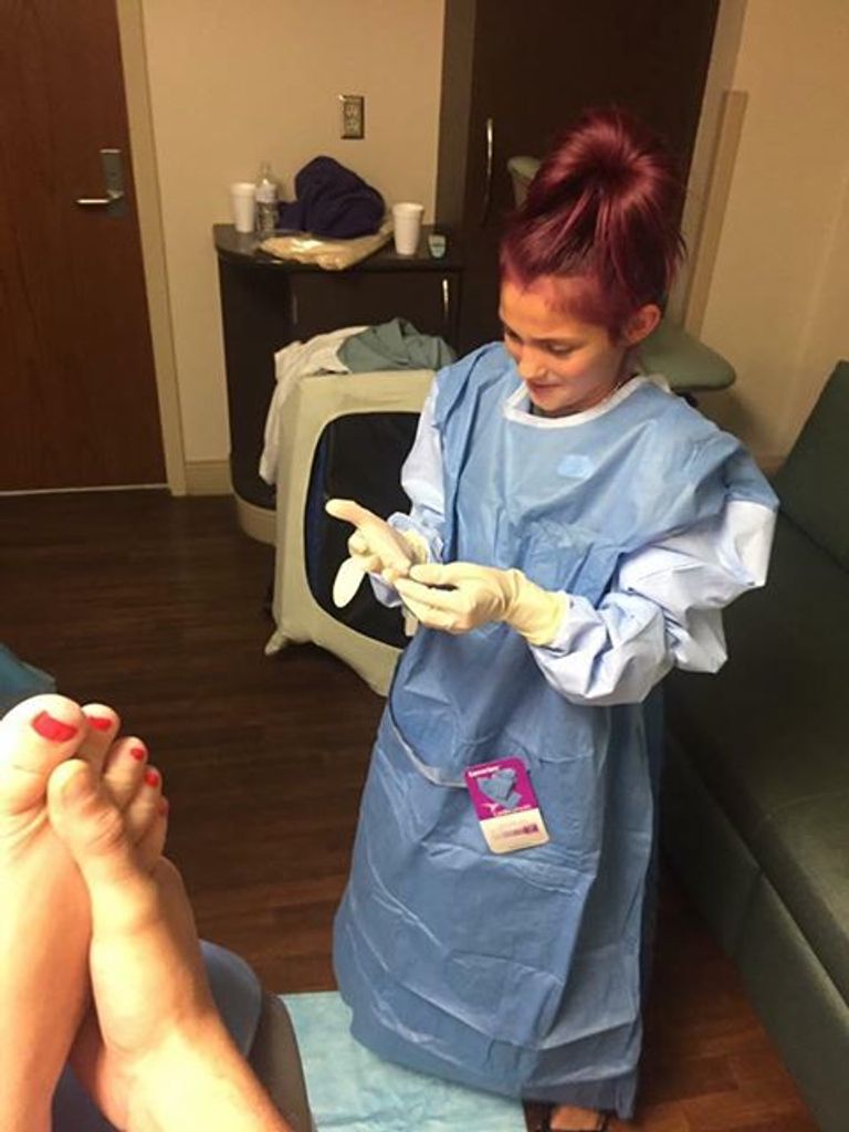 طفلة تساعد في عملية ولادة شقيقها