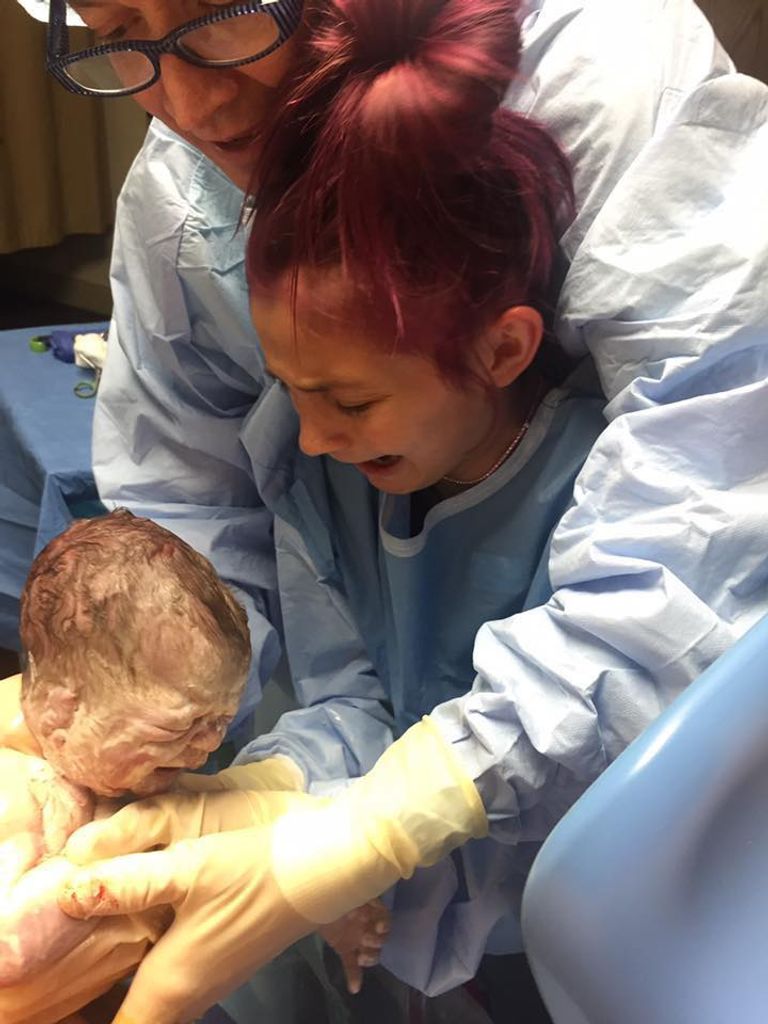 طفلة تساعد في عملية ولادة شقيقها