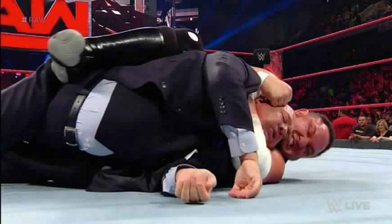 4 حكام يحاولون فصل ساموا جو عن بول هايمان