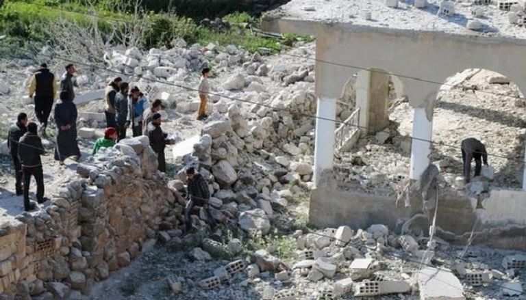آثار قصف جيش الأسد تبدو واضحة على مبنى بمدينة درعا 
