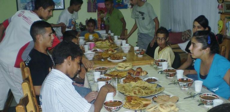 رمضان إسبانيا.. "الهريسة" حلو المسلمين.. والشموع تضيء إشبيلية 