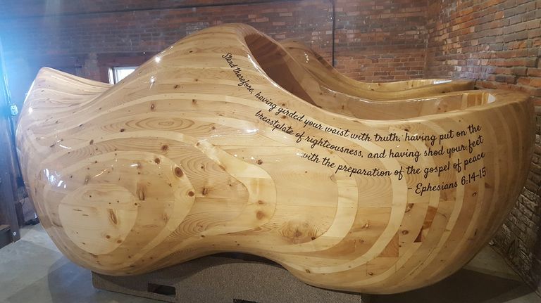 القلم الرصاص العملاق 