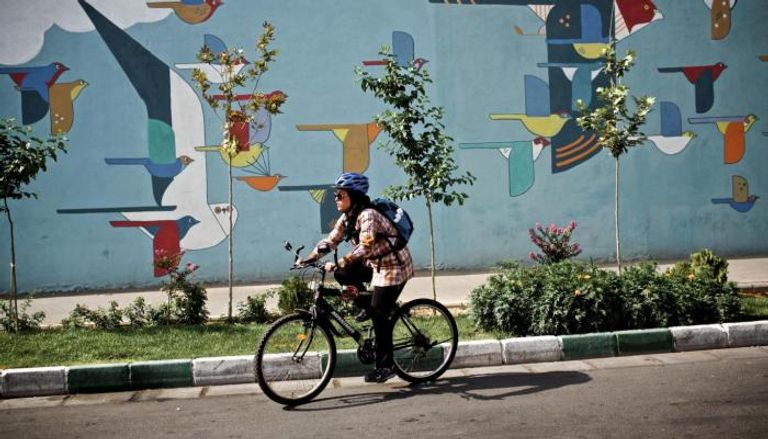 فتاة إيرانية تقود الدراجة