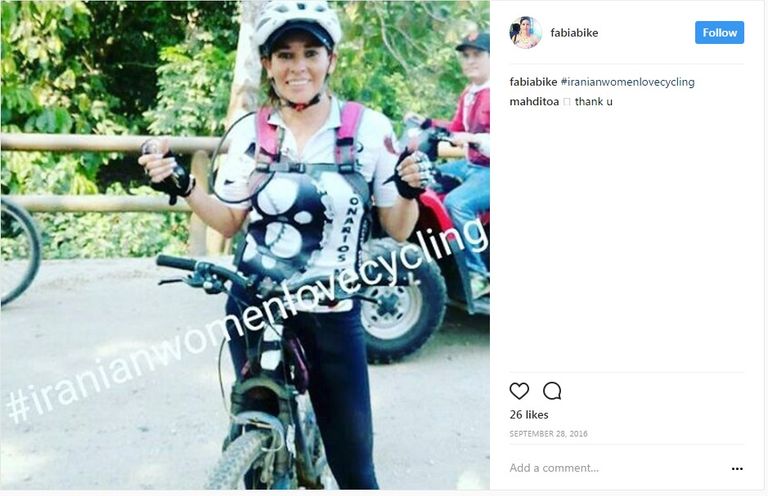فتاة إيرانية تقود الدراجة