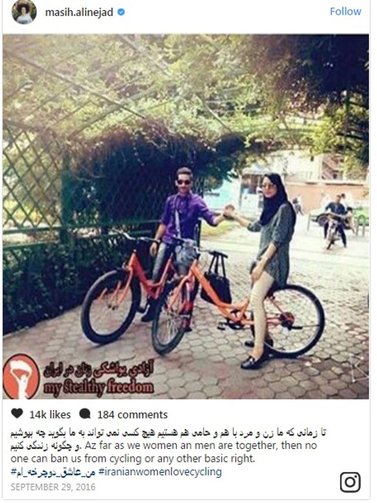 فتاة إيرانية تقود الدراجة