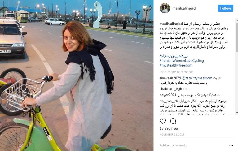 فتاة إيرانية تقود الدراجة