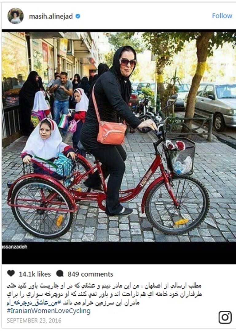 فتاة إيرانية تقود الدراجة
