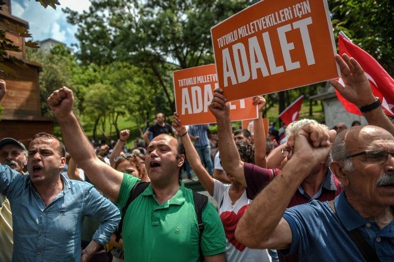 جانب من المسيرة المزمع انطلاقها من أنقرة لاسطنبول رئيس حزب الشعب الجمهوري وسط المسيرة (الفرنسية)