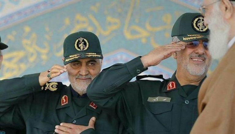 قاسم سليماني يؤدي التحية لمرشد ثورة إيران خامنئي