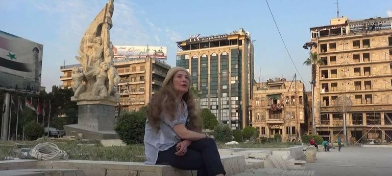 رغدة تحمل المقص وسط ساحة سعد الله الجابري بحلب