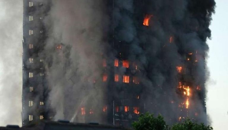 إلقاء الأطفال من النوافذ وسيلة يائسة لإنقاذ الأطفال من حريق برج لندن