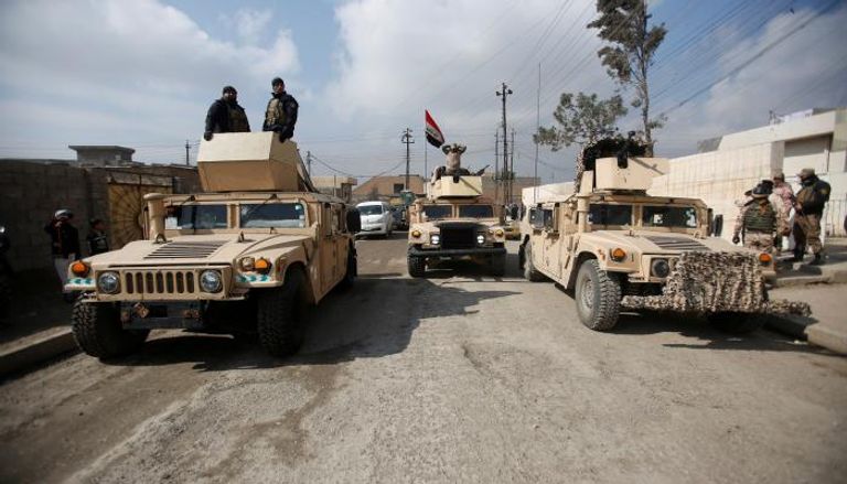آلية تابعة للجيش العراقي تتقدم في أحد شوارع الموصل