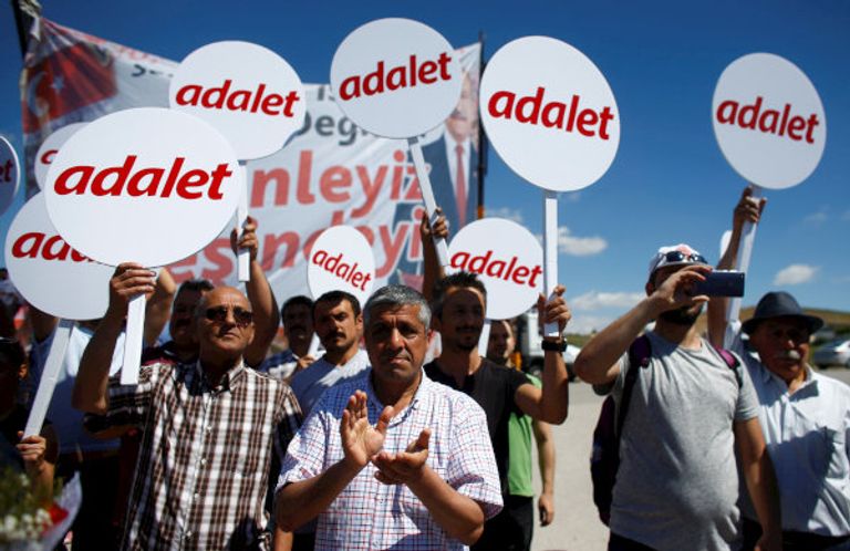 متظاهرون ضد الحكومة التركية