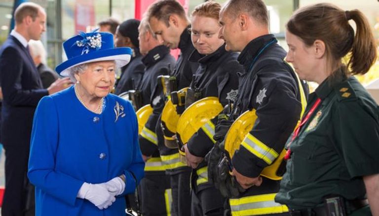 الملكة إليزابيث تقابل رجال إطفاء برج لندن - رويترز