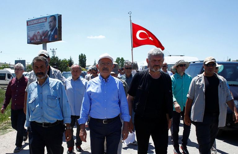 زعيم المعارضة التركية يتقدم مظاهرة ضد أردوغان - رويترز